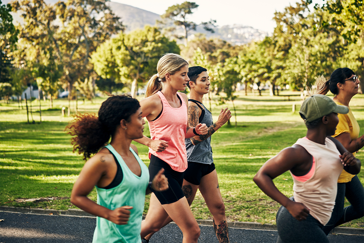 妇女在公园锻炼中跑步