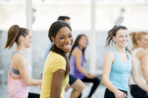 女人在锻炼杯中微笑，代表健康和健康