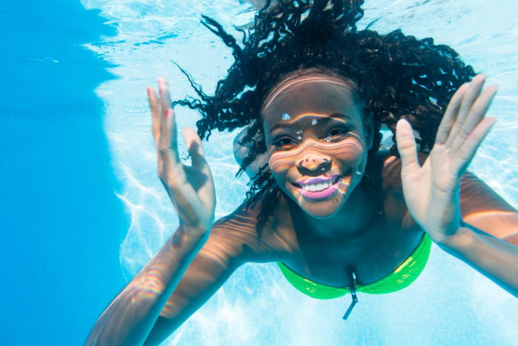 一个女人在水里游泳和健身练习池