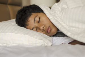 一个男人睡觉代表社交喷气式滞后