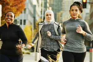 健身和健康动机显示女性在街上跑步