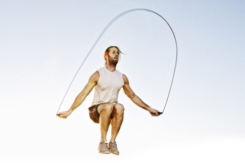 HIIT研究显示男子使用跳绳