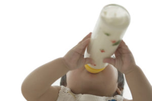 婴儿配方奶粉的婴儿喝糖
