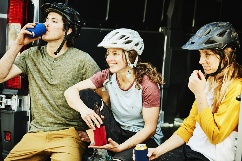 一群人通过骑自行车结合酒精和健身的人