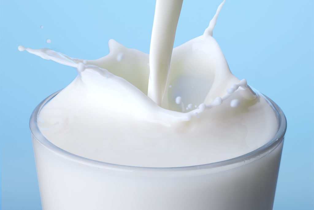 一杯牛奶以显示乳制品和炎症之间的联系