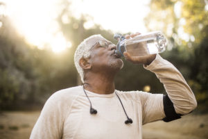 年龄较大的运动员通过补充水分来进行健康教育