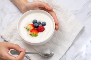 碗酸奶和果实预防碘缺乏