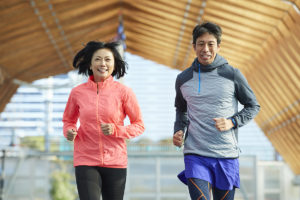两个人通过跑步进行中等到剧烈的身体活动