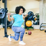 女性举重展示力量训练和减肥之间的联系