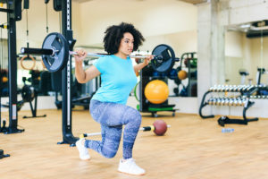 女性重量举重，以展示力量训练和减肥之间的联系