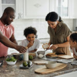 厨房中使用行为改变策略的家庭