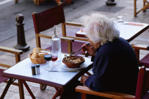老女人独自用餐