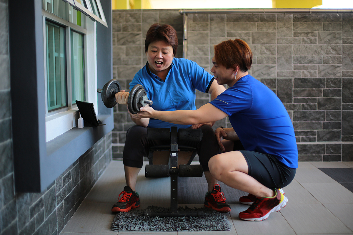 训练师帮助病人锻炼能力