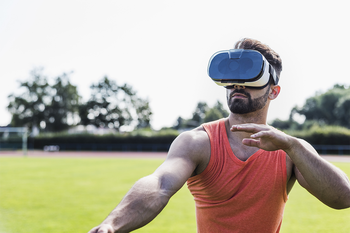 男子使用VR健身头盔