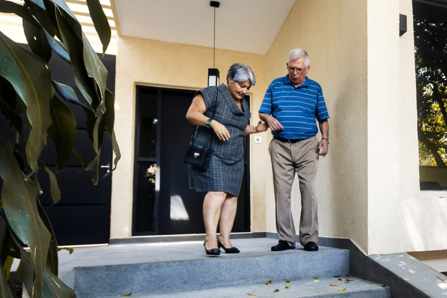 老年夫妇走下楼梯显示空间意识和本体感觉的重要性