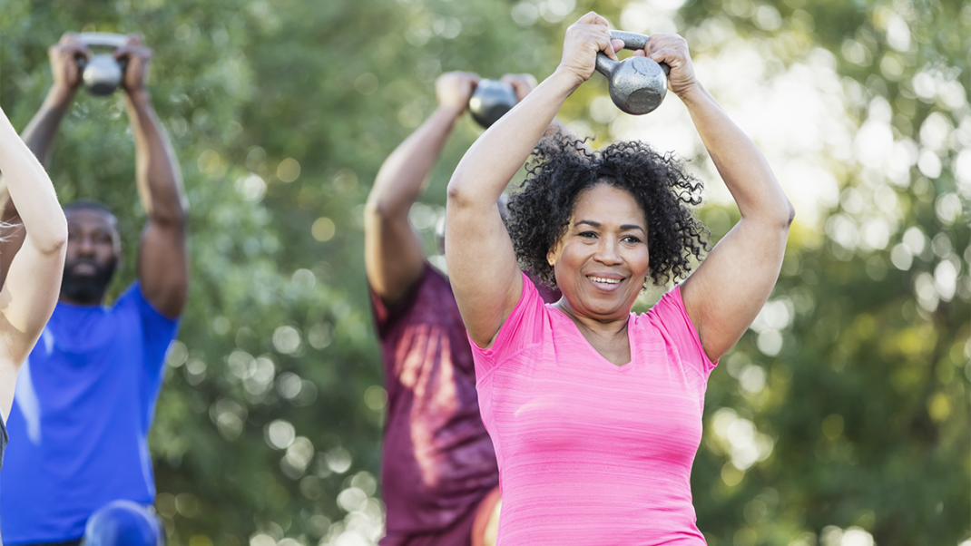 女性通过锻炼来预防肌肉减少症