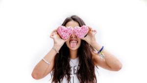 女孩伸出舌头和拿着饼干给糖和行为障碍之间的联系