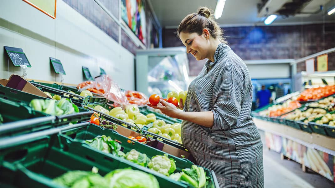 妇女在怀孕期间购买食品杂货