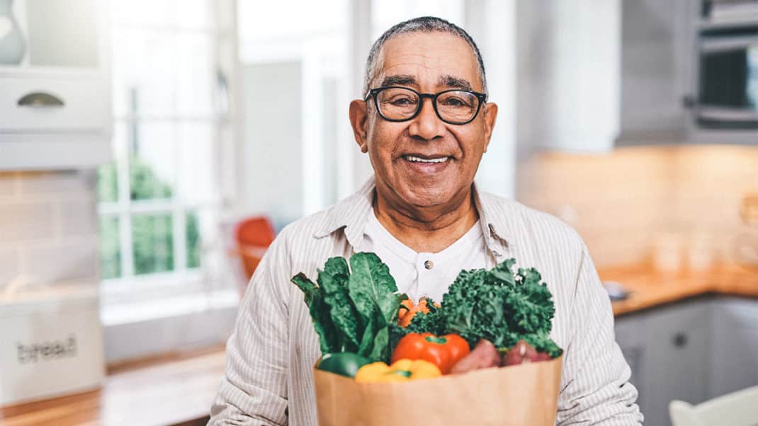 老人用一袋农产品来证明饮食和长寿之间的联系