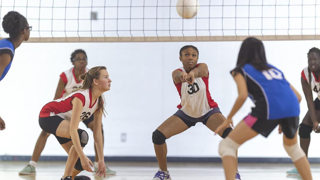 十几岁的女孩打排球来增加身体活动水平