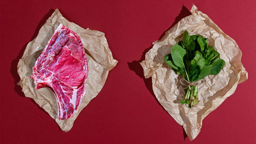 把一块肉放在菠菜旁边，来说明植物性饮食的利弊