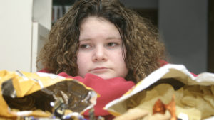 青少年体重耻辱的垃圾食品出现沮丧