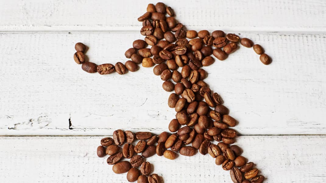 用咖啡豆做成跑步者的形状，代表咖啡因和运动员