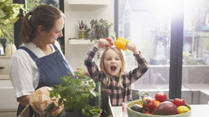 母亲和女儿在厨房给食品和儿童腹腔疾病的风险