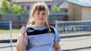 年轻女孩代表儿童肥胖计划