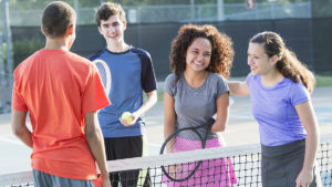 青少年日常活动一个网球场