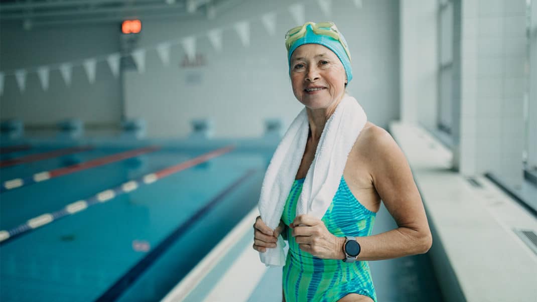 年龄较大的女性通过泳池来展示自己的能力