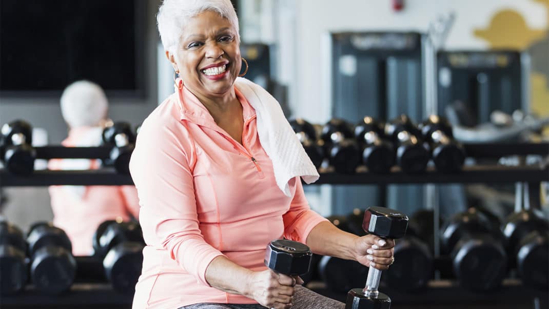 老年妇女哑铃使用肌肉加强长寿