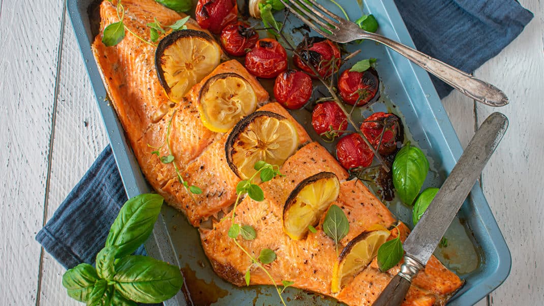 三文鱼配蔬菜以获取蛋白质和饮食