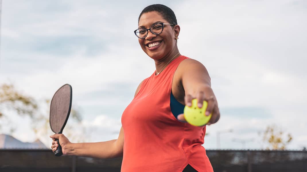 女人打网球保持活跃和预防2型糖尿病