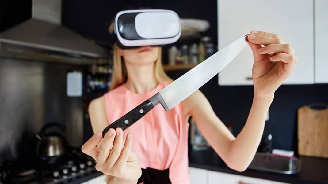 戴着vr头盔的女子在厨房拿着刀展示虚拟现实营养