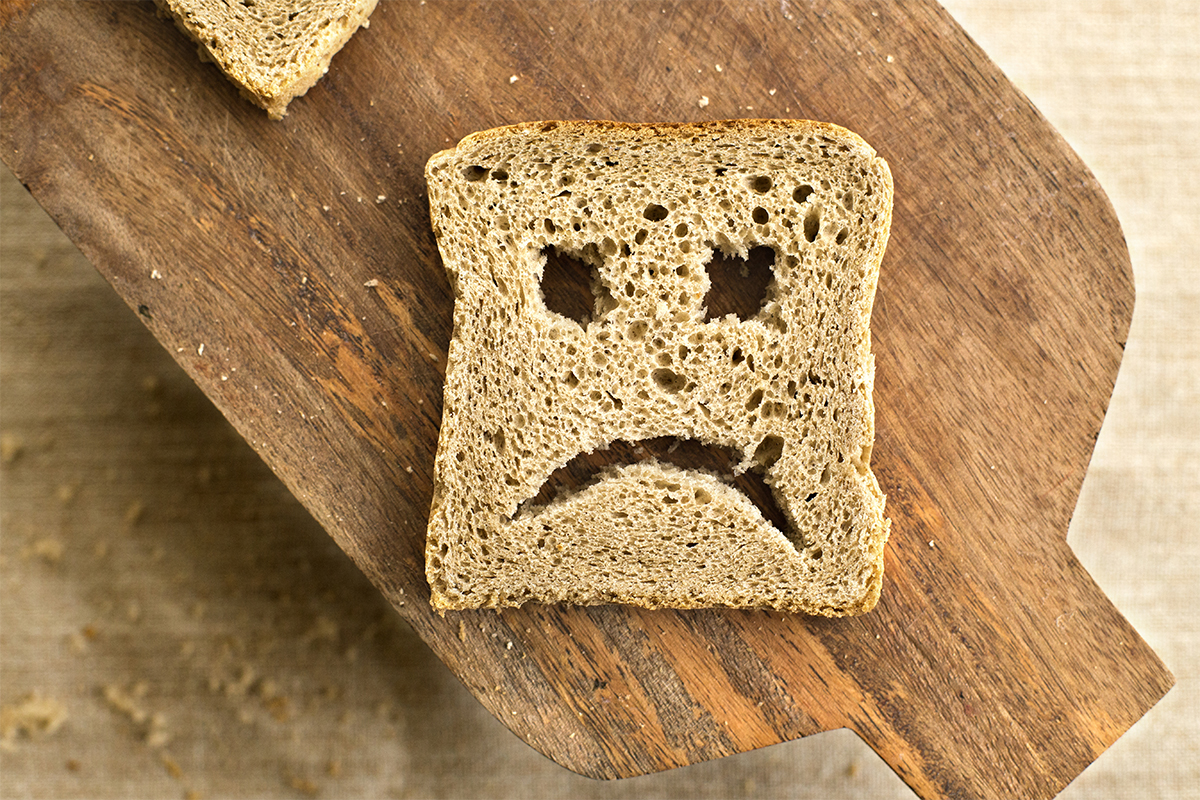 面包片上刻着一张悲伤的脸