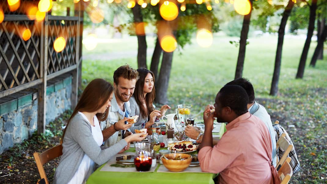 在桌子旁吃饭以外的人健康的假期替换